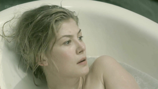 Rosamund Pike sexy - Donne innamorate parte 1 (2011)