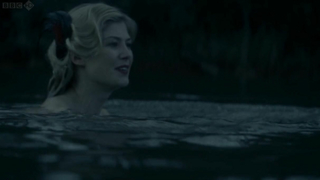 Rachael Stirling çıplak, Rosamund Pike - Aşık Kadınlar bölüm 2 (2011)