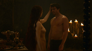 Carice van Houten desnuda, escena de sexo de Juego de Tronos s03e08 (2013)