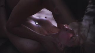 Haley Bennett nua, cena de sexo de Deep Powder (2013)