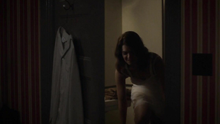 Caitlin FitzGerald, Betsy Brandt nue, scène de sexe de Masters of Sex s02e12 (2014)