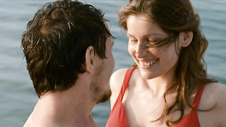 Laetitia Casta çıplak, The Island (2011) filminden seks sahnesi