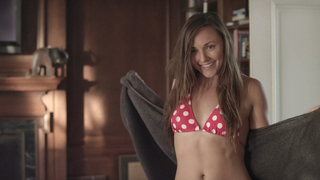 Briana Evigan nue, scène de sexe de She Loves Me Not (2013)