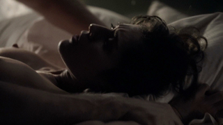 Lizzy Caplan nuda, Allison Janney nuda, scena di sesso da Masters of Sex s02e01 (2014)