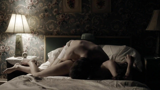 Lizzy Caplan nuda, Allison Janney nuda, scena di sesso da Masters of Sex s02e01 (2014)