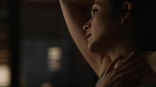 Lucy Walters, Naturi Naughton, Lela Loren desnuda, escena de sexo de Power s01e04 (2014)