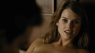 Alice Eve nackt, Szene in Crossing Over (2009)