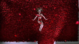 Mena Suvari nue, scène dans American Beauty (1999)