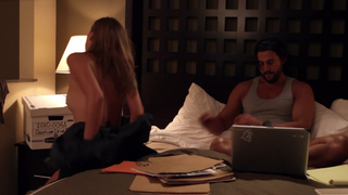 Escena de desnudo con Allison McAtee desnuda, escena de sexo de 5 Almas (2013)