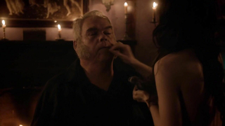 Janet Montgomery, Azure Parsons nuda, scena di sesso da Salem s01e01 (2014)