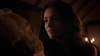 Janet Montgomery, Azure Parsons nuda, scena di sesso da Salem s01e01 (2014)