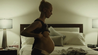 Sarah Gadon nua, cena de sexo de Enemy (2013)