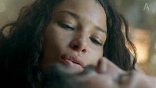 Louise Barnes et Jessica Parker Kennedy nues, scène de sexe de Black Sails s01e04 (2014)