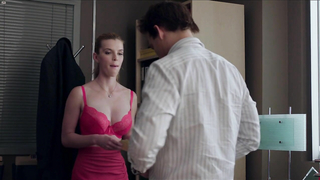 Betty Gilpin desnuda, escena de sexo de Nurse Jackie s05 (2013)