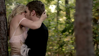 Candice Accola çıplak, The Vampire Diaries s05e11-12 (2014)'den seks sahnesi