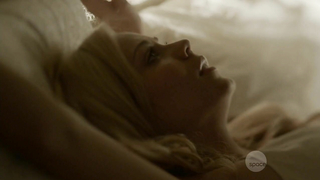 Laura Vandervoort nua, cena de sexo de Mordido s01e02 (2014)