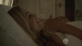 Laura Vandervoort nua, cena de sexo de Mordido s01e02 (2014)