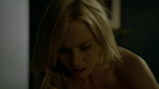 Laura Vandervoort ve Amber Cull çıplak, Bitten s01e01 (2014)'ten seks sahnesi