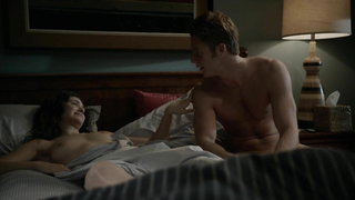 Emmy Rossum desnuda, escena de sexo de Shameless s04e01 (2014)