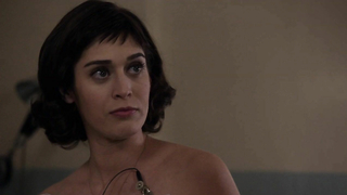 Lizzy Caplan y Helene Yorke desnudas, escena de sexo de Masters of Sex s01e06 (2013)