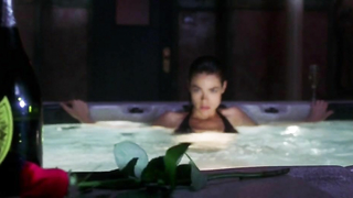 Valentine (2001) filminden Denise Richards erotik sahnesi