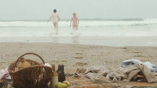 Scena erotica di Emily Browning e Mia Austen da Un'estate di febbraio (2013)