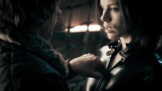 Kate Beckinsale nua, cena de sexo de Underworld Evolution (2006)