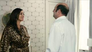 Nude video with Monica Bellucci scene from Des gens qui s'embrassent (2013)