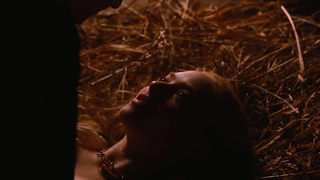 Amanda Seyfried nuda, scena di sesso da Cappuccetto Rosso (2011)