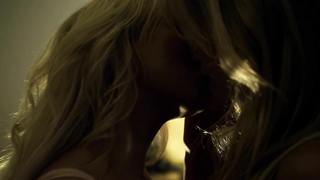 Chelsey Reist ve Sharon Hinnendael çıplak, Embrace of the Vampire (2013) filminden seks sahnesi