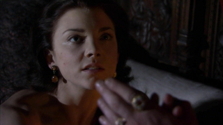 Natalie Dormer nua, cena de sexo de The Tudors s02e02 (2008)