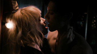 Emily Browning nuda, scena di sesso da Plush (2013)