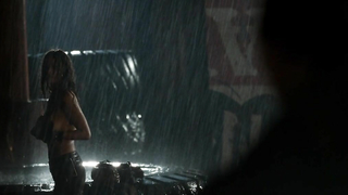 Scena erotica di Moon Bloodgood da Terminator Salvation (2009)