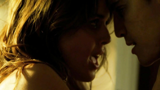 Adriana Ugarte çıplak, Combustion (2013) filminden seks sahnesi