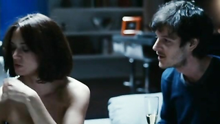 Asia Argento ve Miriam Giovanelli çıplak, Drifters (2011) filminden seks sahnesi