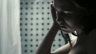 Teresa Palmer nua, cena de sexo de Restraint (2008)