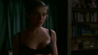 Alyssa Milano nue, scène de sexe de The Outer Limits s01e16 (1995)