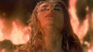 Emmanuelle Seigner desnuda, escena de sexo de La novena puerta (1999)