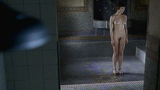 Olga Kurylenko desnuda, escena de sexo de El dedo anular (2005)