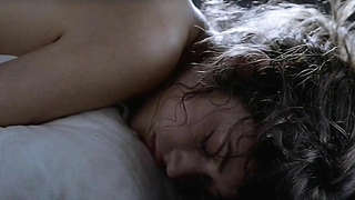 Olga Kurylenko desnuda, escena de sexo de El dedo anular (2005)