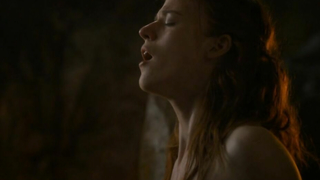 Rose Leslie nua, cena de sexo de Game of Thrones s03e05 (2013)