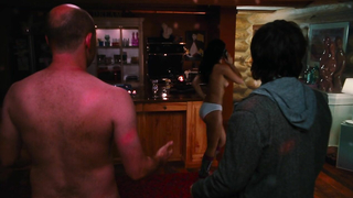 Cena erótica de Crystal Lowe de Hot Tub Time Machine (2010)