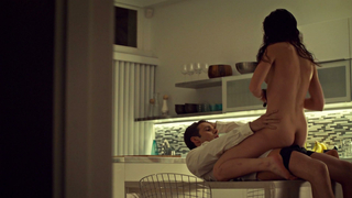 Tatiana Maslany nuda, scena di sesso da Orphan Black s01e01 (2013)