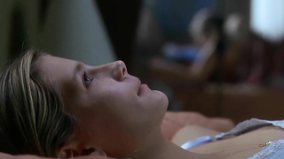 Jessica Pare et Piper Perabo nues, scène de sexe de Lost and Delirious (2001)