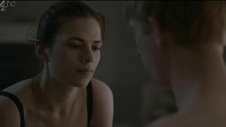 Hayley Atwell nua, cena de sexo de Black Mirror s02e01 (2013)