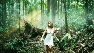 Escena erótica de Vera Brezhneva de Jungle (2012)