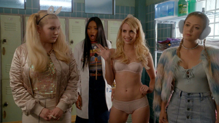 Scena erotica di Emma Roberts da Scream Queens s02e01 (2016)