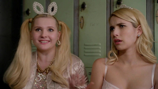 Scène érotique d'Emma Roberts de Scream Queens s02e01 (2016)