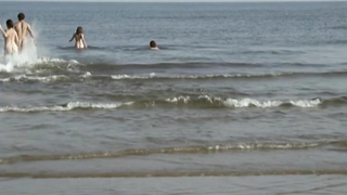 Esther Zimmering et Janina Rudenska et Elisabeth Marie Leistikow nue, scène de sexe de Ins Blaue (2012)