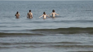 Esther Zimmering et Janina Rudenska et Elisabeth Marie Leistikow nue, scène de sexe de Ins Blaue (2012)